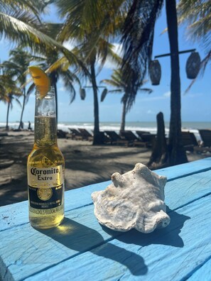 En la playa, bar en la playa