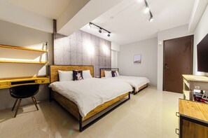 Comfort Quadruple Room | Free WiFi, bed sheets - Qingqjing b&b (Xincheng)