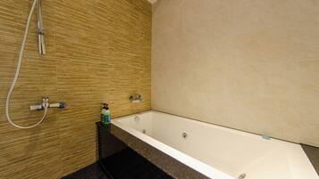 Family Quadruple Room | Bathroom | Shower, hair dryer, towels, shampoo