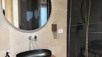 Comfort-Suite | Badezimmer | Dusche, Regendusche, Haartrockner, Bidet