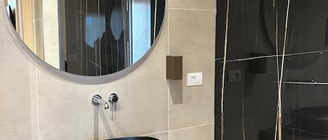 Comfort-Suite | Badezimmer | Dusche, Regendusche, Haartrockner, Bidet