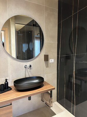 Comfort Suite | Bathroom | Shower, rainfall showerhead, hair dryer, bidet - golden suites 2 (Monopoli)