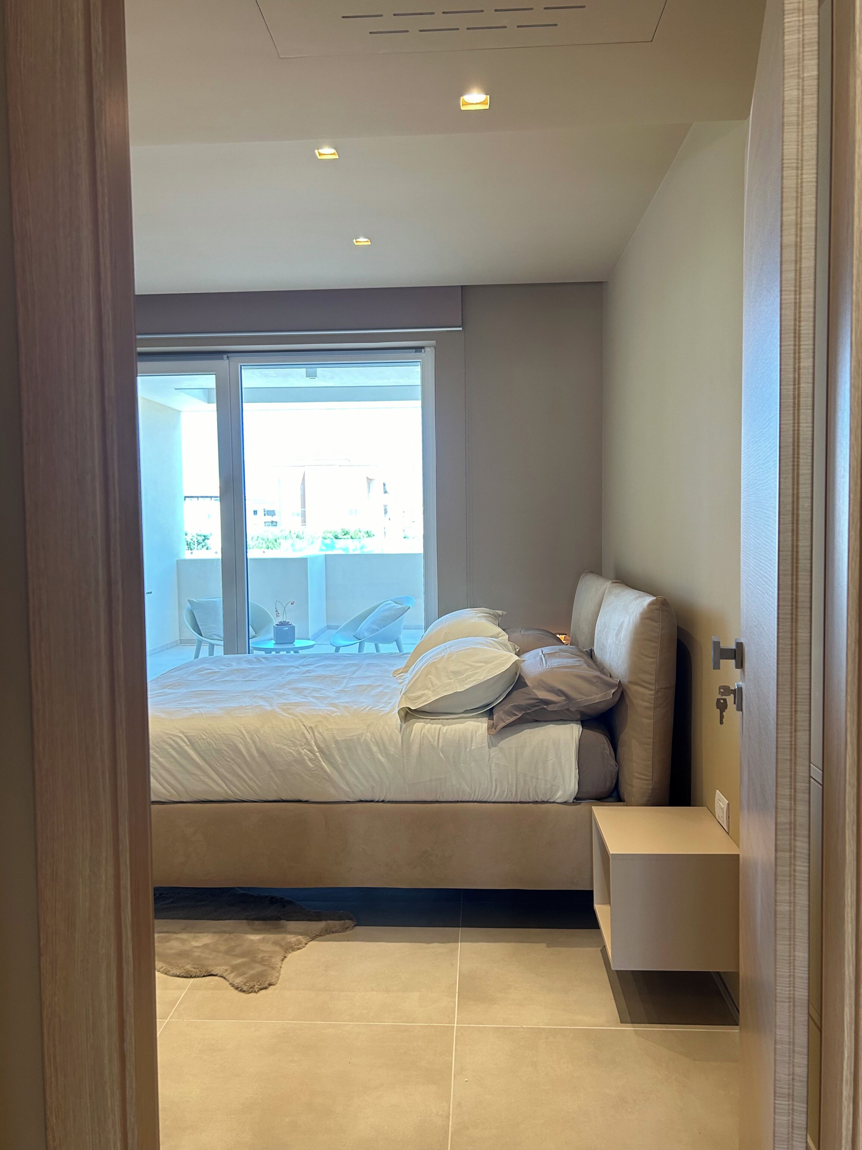 1 habitación, minibar, muebles diferentes y escritorio 