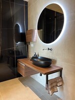 1 camera, minibar, una scrivania, Wi-Fi gratuito