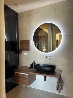 Suite Deluxe | Salle de bain | Douche, douche à « effet pluie », sèche-cheveux, bidet