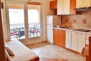 Fridge, oven, stovetop, cookware/dishes/utensils