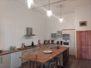 Kylskåp, ugn, spishäll och diskmaskin