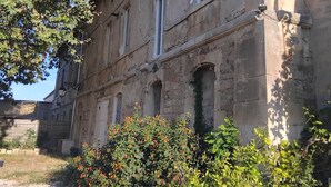 Un edificio histórico de piedra con ventanas arqueadas y fachada tradicional.