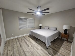 4 bedrooms, WiFi, bed sheets - Renovated contemporary home centrally located (Gainesville)