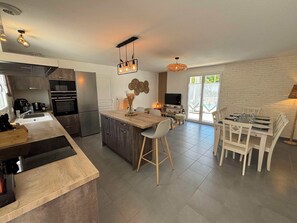 冷蔵庫、電子レンジ、オーブン、コンロ