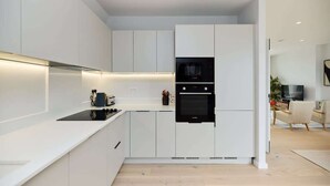 Exterior - The Brondesbury Hideaway - Stylish 3bdr Flat With Balcony + Parking (London)