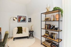 Exterior - The Brondesbury Hideaway - Stylish 3bdr Flat With Balcony + Parking (London)