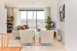 Exterior - The Brondesbury Hideaway - Stylish 3bdr Flat With Balcony + Parking (London)