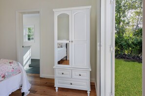 1 bedroom, iron/ironing board, Internet, bed sheets - Whitestone Cottage: Pet-Friendly Nightly House Rental on Block Island (New Shoreham)