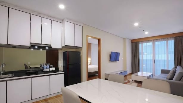 Una habitación de hotel moderna con cocina, comedor y sala de estar.