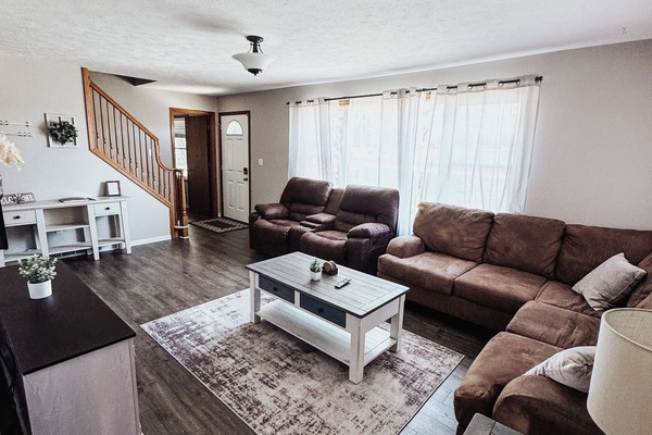 Téléviseur connecté, table de baby-foot, livres