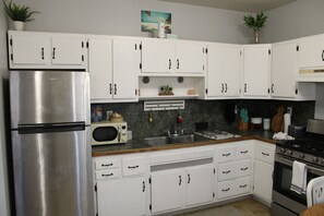 冷蔵庫、電子レンジ、オーブン、コンロ