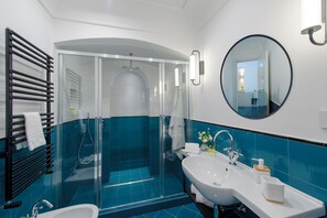 Een douche, een haardroger, een bidet, handdoeken