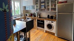 Een microgolfoven, een oven, een kookplaat, een vaatwasser