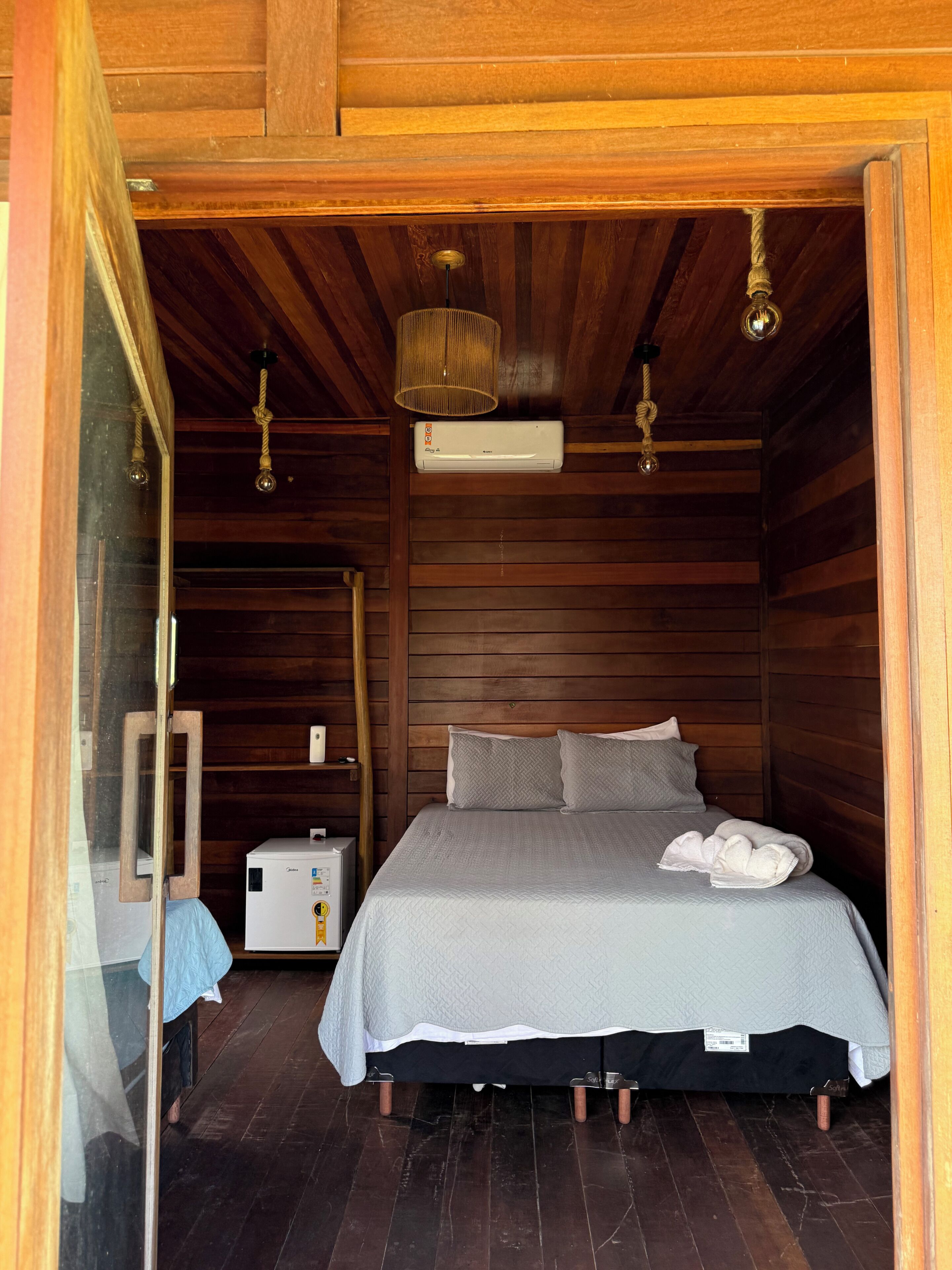 Minibar, decoración personalizada, muebles diferentes y escritorio 