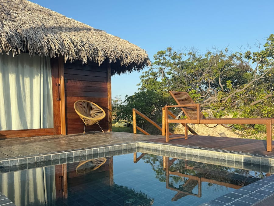 Chalé luxo, vista para o rio | Frigobar, individualmente decorados, individualmente mobiliados