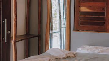 Minibar, decoración personalizada, muebles diferentes y escritorio