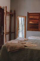 Minibar, decoración personalizada, muebles diferentes y escritorio 