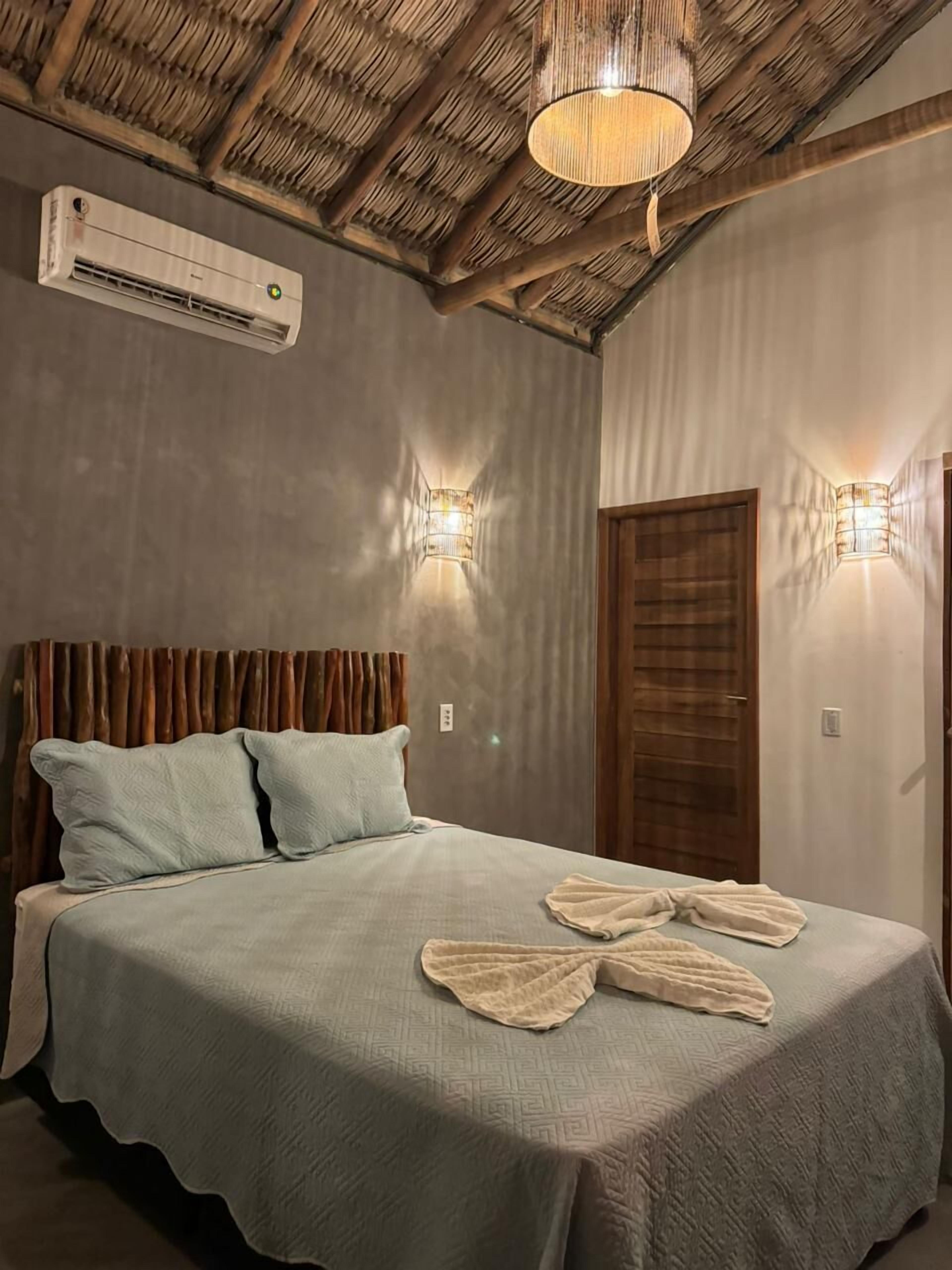Minibar, decoración personalizada, muebles diferentes y escritorio 