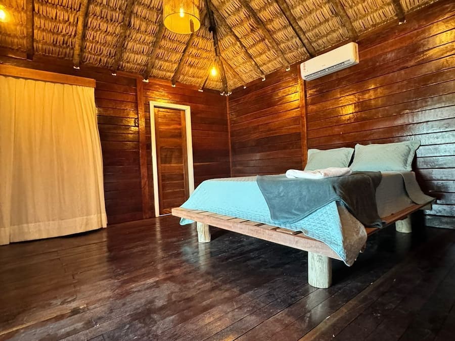 Minibar, decoración personalizada, muebles diferentes y escritorio