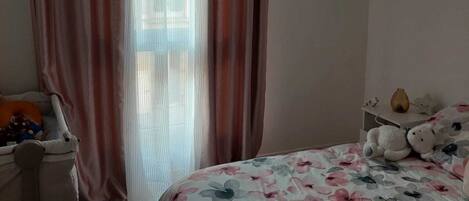 3 bedrooms, iron/ironing board, bed sheets