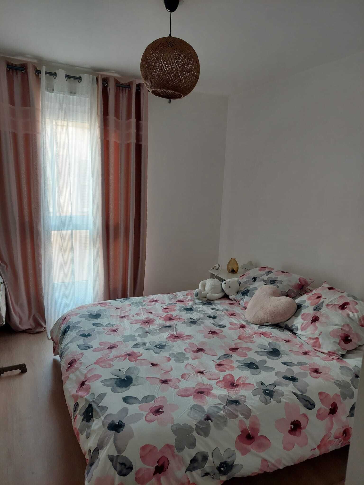 3 dormitorios, tabla de planchar con plancha, ropa de cama