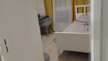 3 habitaciones, tabla de planchar con plancha y ropa de cama