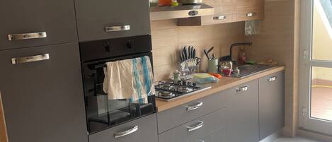 Réfrigérateur, four, plaque de cuisson, cafetière/bouilloire