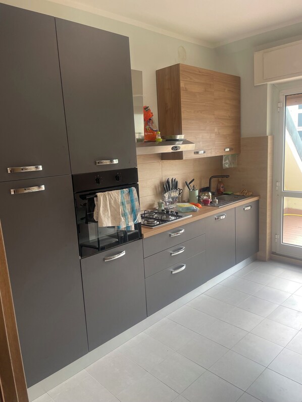 Réfrigérateur, four, plaque de cuisson, cafetière/bouilloire