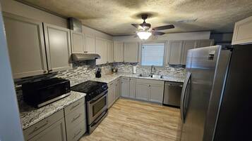 Een magnetron, een oven, een kookplaat, een vaatwasser