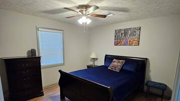 3 slaapkamers, een strijkplank/strijkijzer, wifi, beddengoed