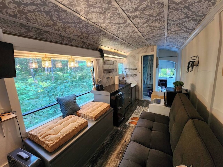 Bourbon St Bluebird Bus + Hot Tub On 10 Acres - 미시간