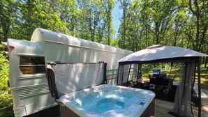 Outdoor spa tub - Bourbon St BlueBird Bus + HOT TUB on 10 ACRES (BItely)