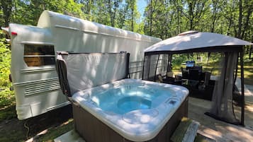 Outdoor spa tub