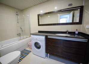 Hair dryer, towels, soap, shampoo - BlueHomes Apartment's E6 (Serik, Antalya)