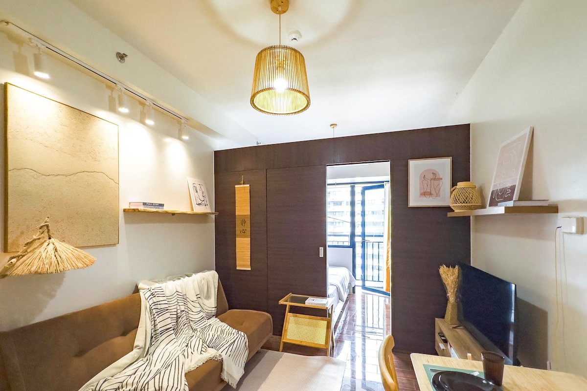 Deluxe Condo, Multiple Beds, Balcony | Living area