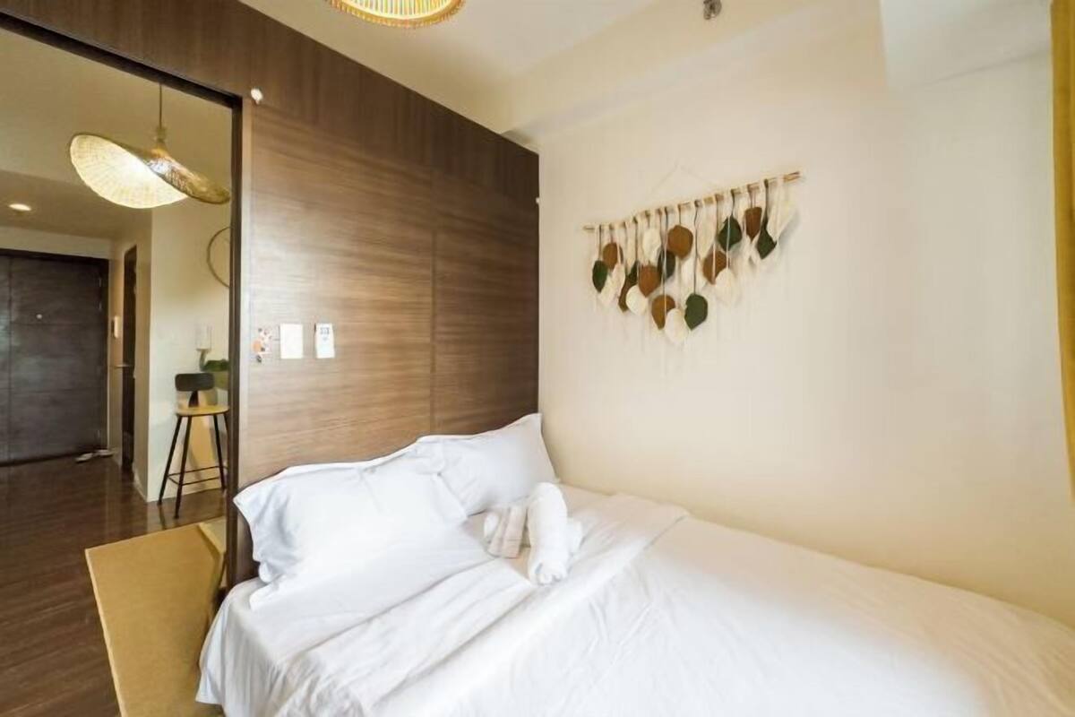 1 bedroom, individually decorated, individually furnished, desk