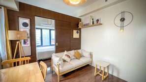 舒适公寓式客房, 多张床, 厨房 | 起居区 | 平板电视