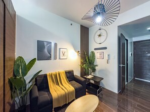 品质公寓式客房, 冰箱和微波炉, 城市景观 | 起居区 | 平板电视