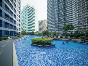 2 outdoor pools