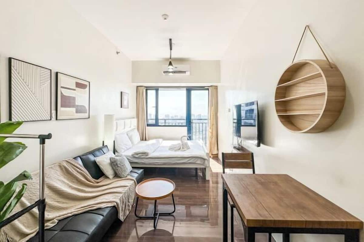 1 bedroom, individually decorated, individually furnished, desk