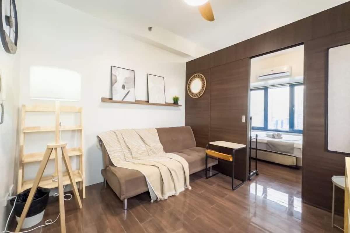 1 bedroom, individually decorated, individually furnished, desk