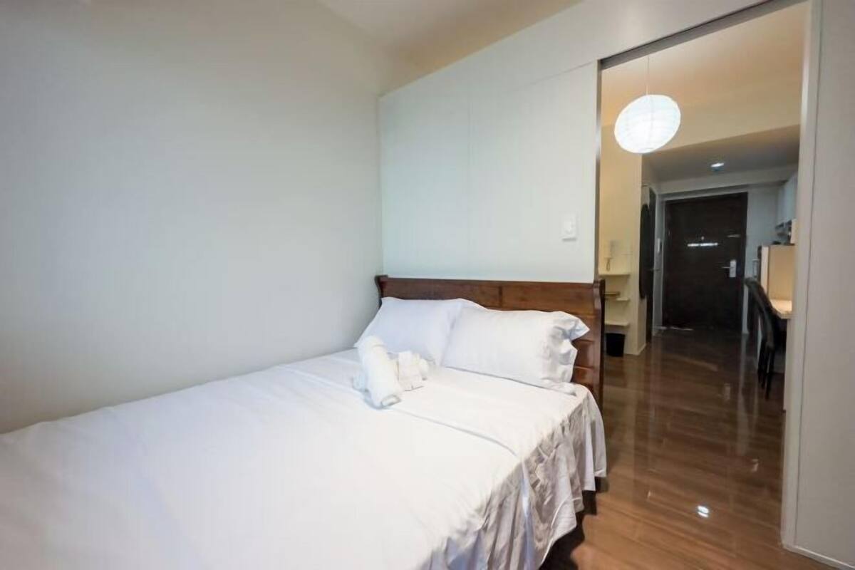 1 bedroom, individually decorated, individually furnished, desk