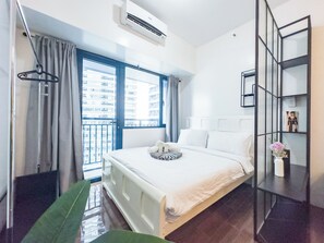 豪華開放式客房, 陽台, 泳池景觀 | 獨特裝潢、布置獨特、書桌、筆電工作空間