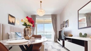 Living room - Elegant Studio With Balcony & View Dubai (Dubai)
